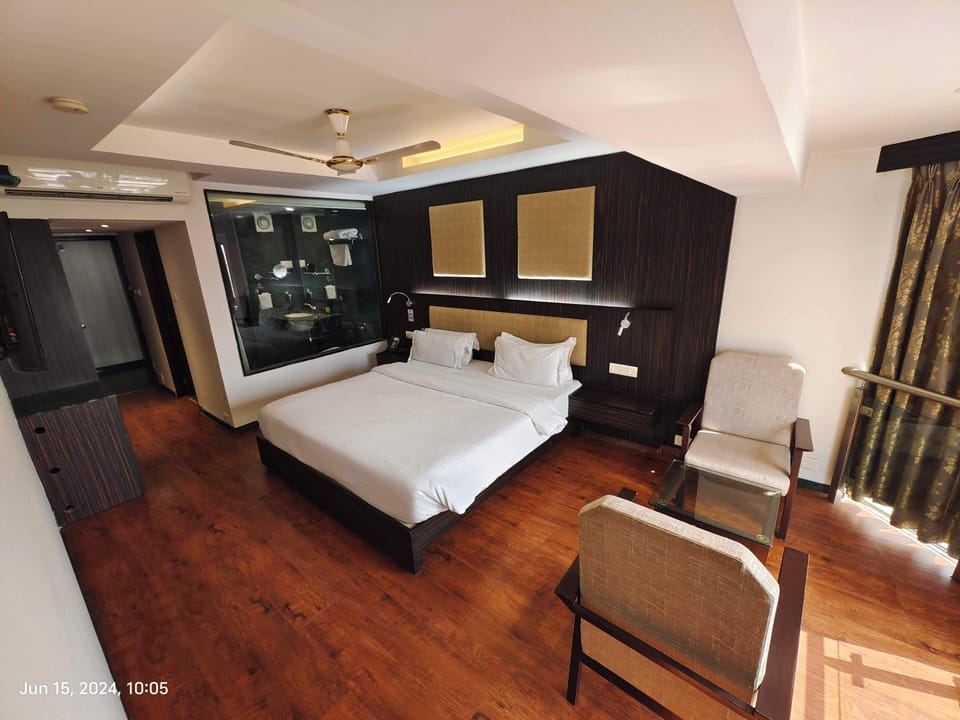 Club Room | Hypo-allergenic bedding, minibar, in-room safe, desk