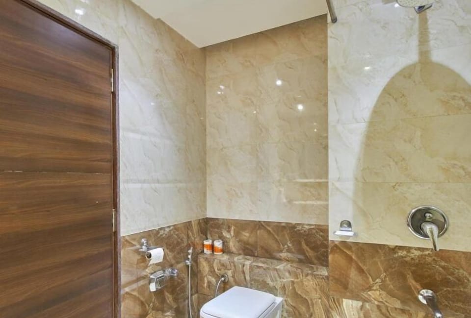 Shower, rainfall showerhead, free toiletries, bathrobes