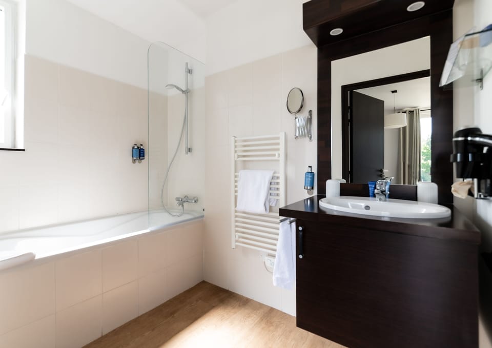 Classic Suite | Bathroom | Hair dryer, towels