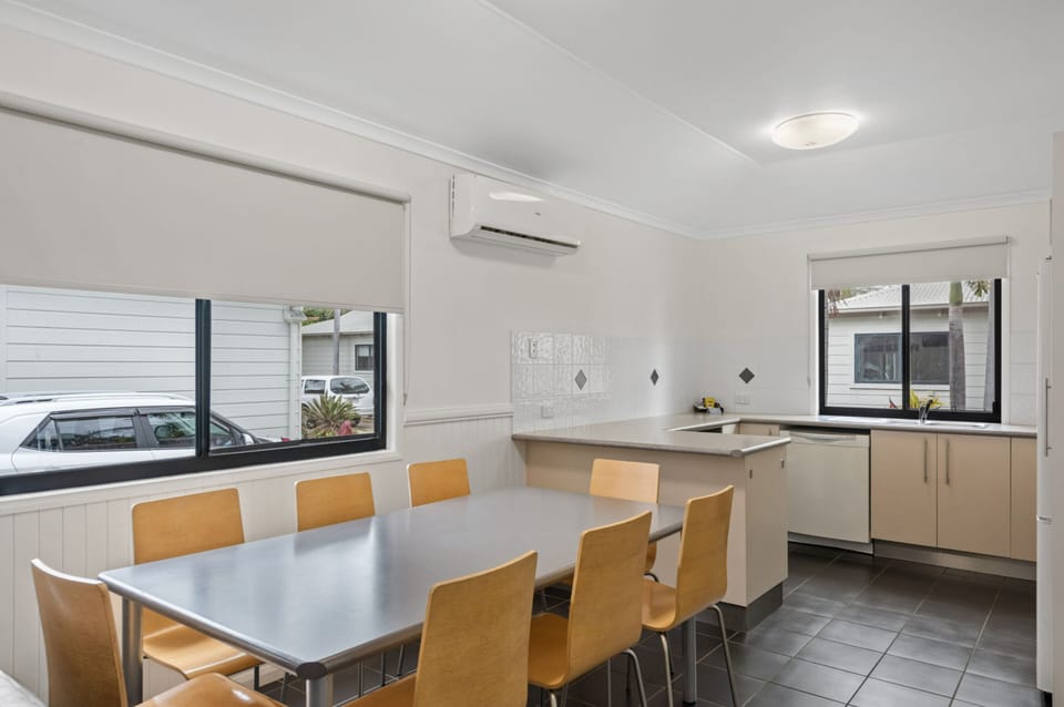 Deluxe 3 Bedroom Cabin - Sleeps 8 | In-room dining