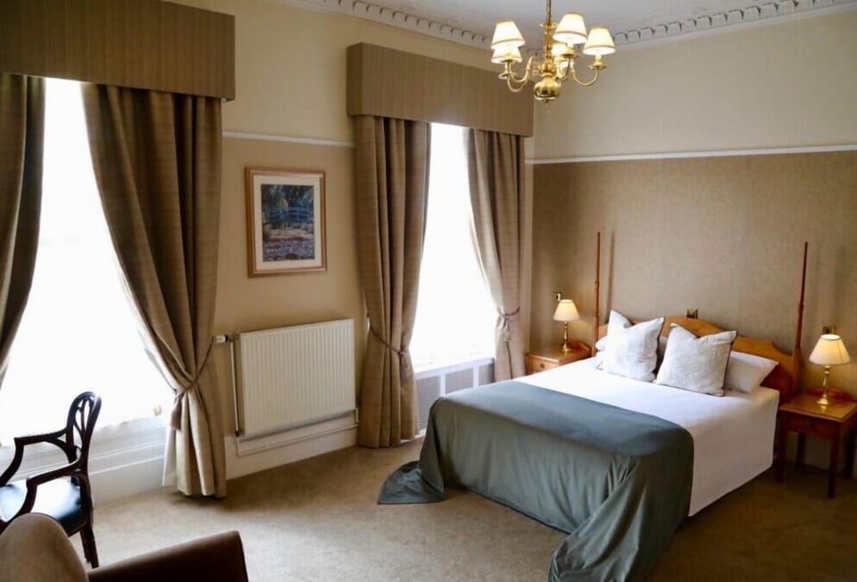 Classic Double Room | Bathroom | Free toiletries, hair dryer, towels