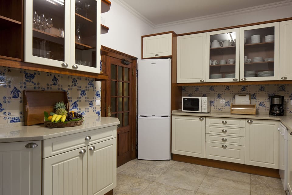 Deluxe House (Manor House Exclusivity, 8 Guests) | Private kitchen | Coffee/tea maker, dishwasher, highchair, cookware/dishes/utensils