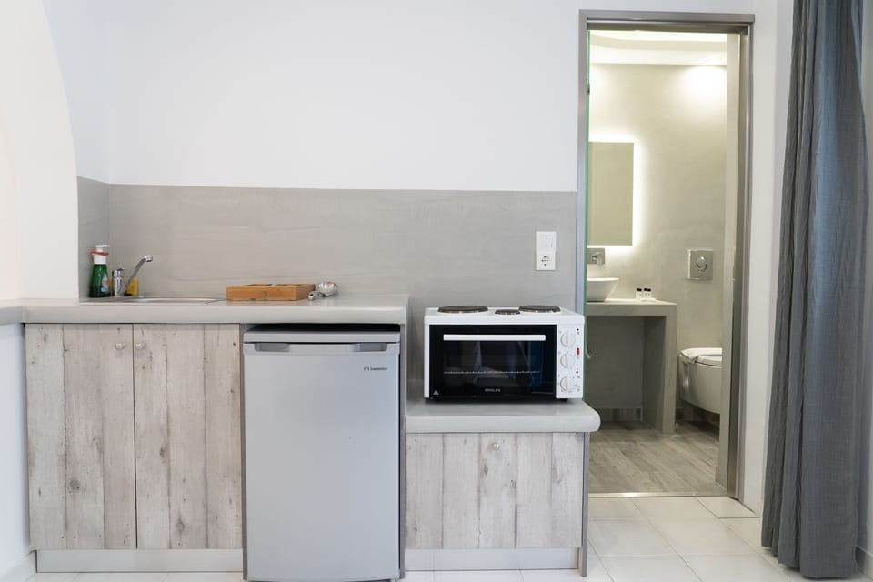 Studio | Private kitchen | Fridge, electric kettle