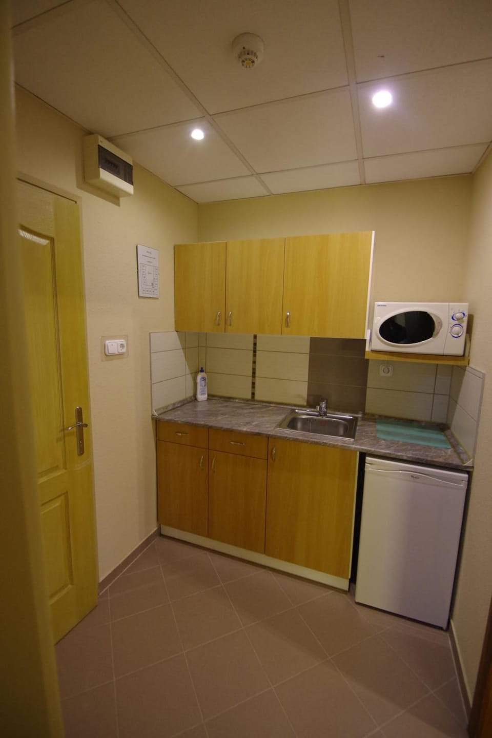 Fridge, microwave, cookware/dishes/utensils, freezer