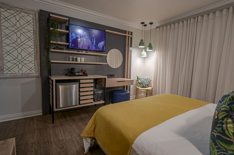 Luxury Room | In-room safe, desk, WiFi (free), bed sheets