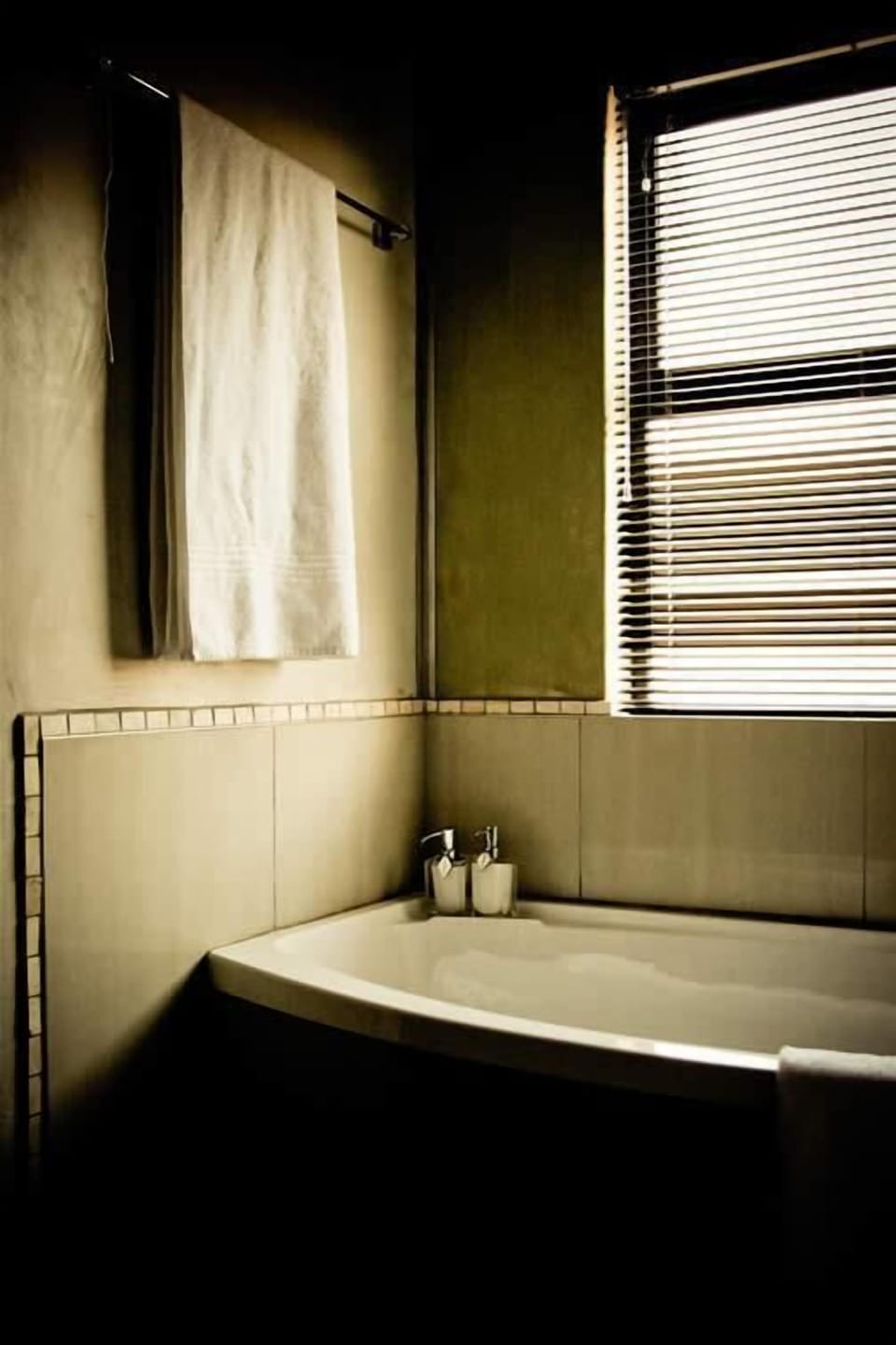 Deep soaking bathtub