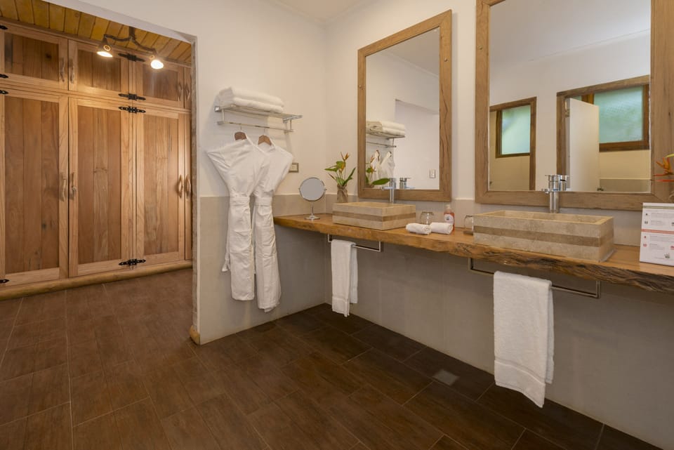 Junior Studio, 1 King Bed | Bathroom | Combined shower/tub, jetted tub, free toiletries, hair dryer