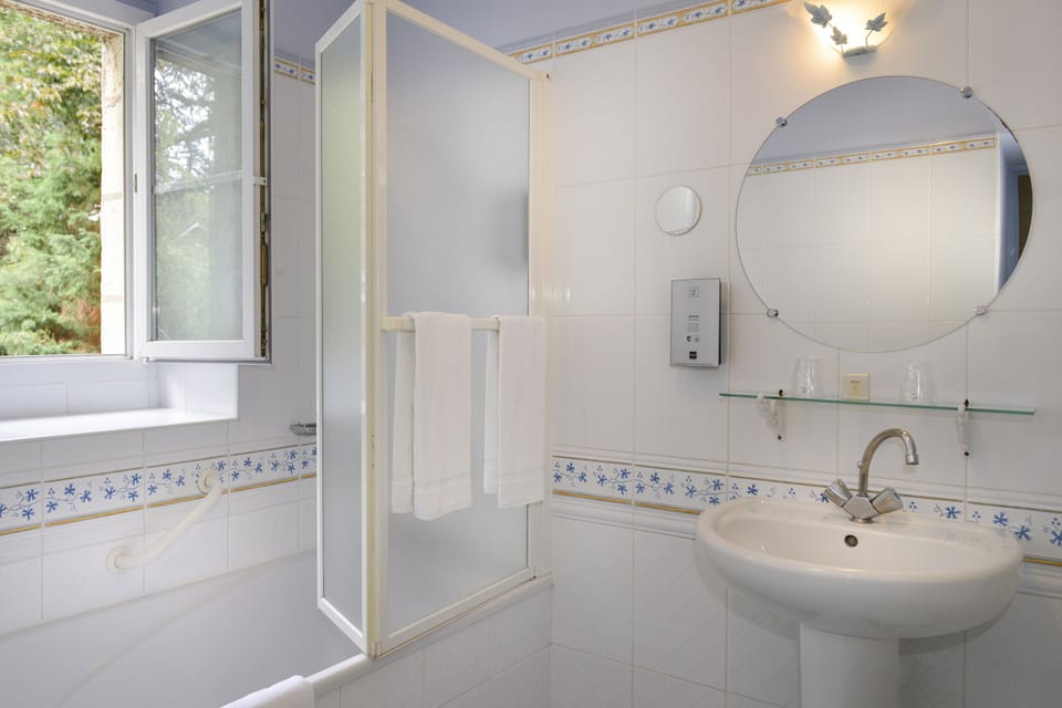 Standard Double Room | Bathroom | Rainfall showerhead, free toiletries, hair dryer, towels