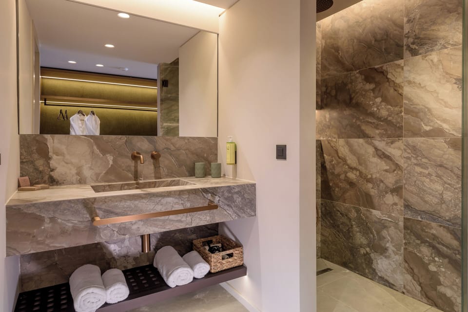 Junior Suite, Garden View (2+1) | Bathroom | Free toiletries, hair dryer, towels