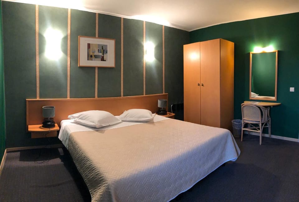 Blackout drapes, free WiFi, bed sheets