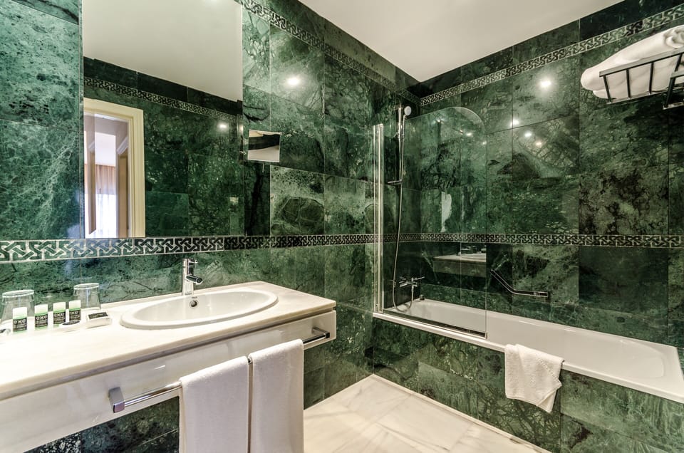 Combined shower/tub, eco-friendly toiletries, hair dryer, bidet