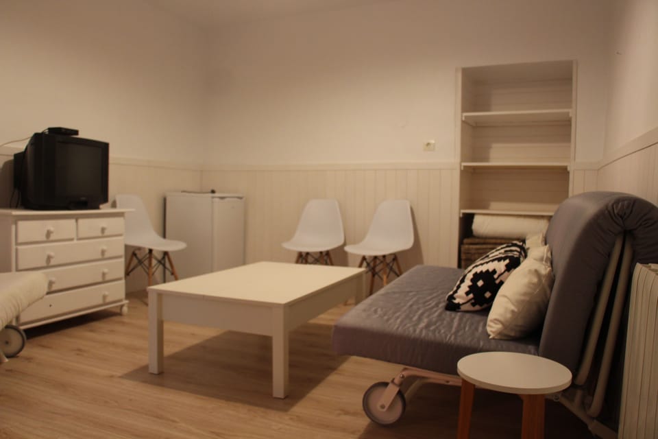 Studio | Bed sheets, wheelchair access