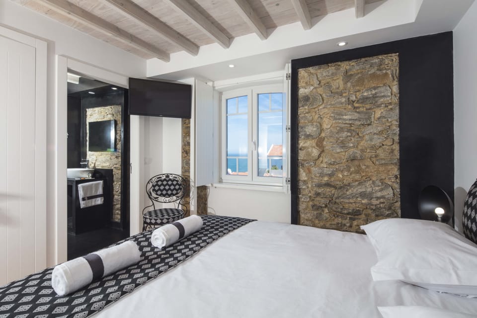 Standard Single Room (Quarto Arribas) | In-room safe, free WiFi, bed sheets