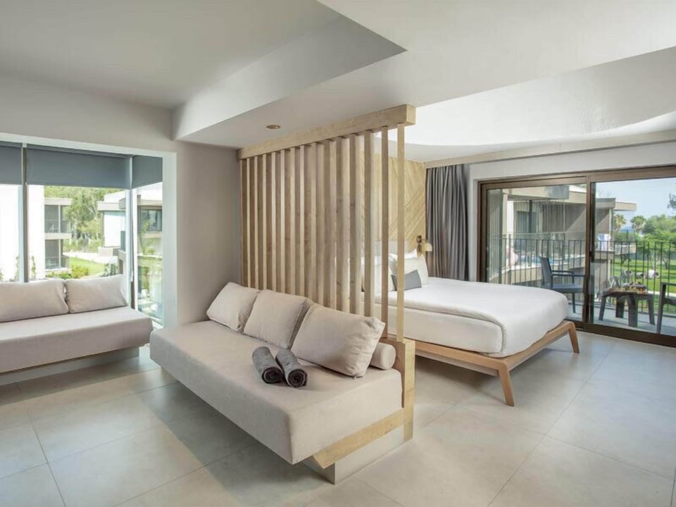 Junior Suite, Sea View | Premium bedding, free minibar, in-room safe, blackout drapes