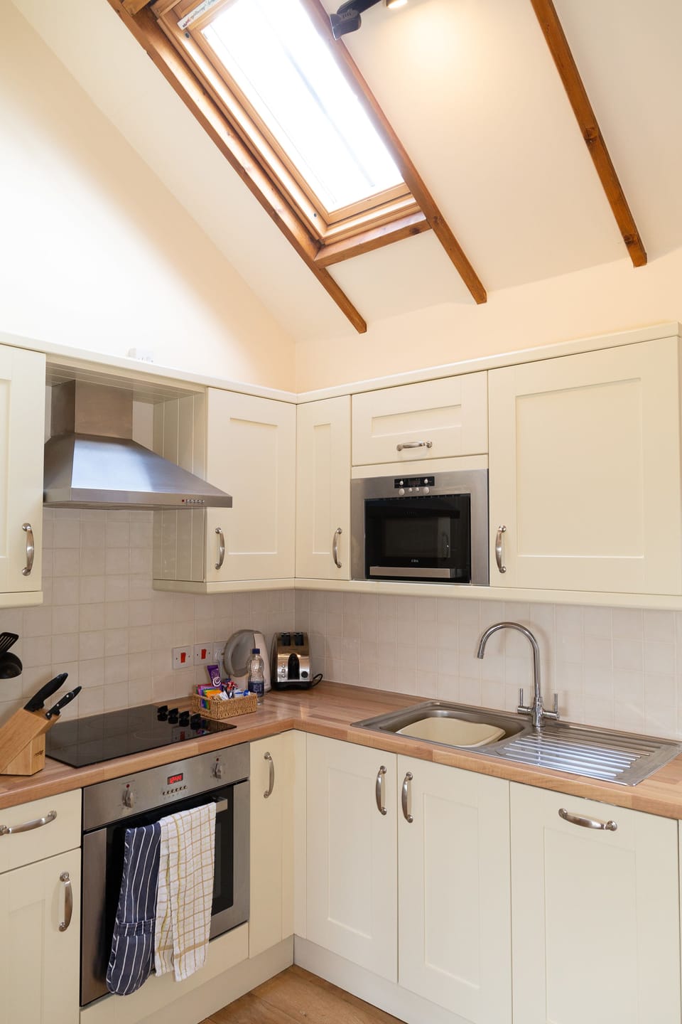 Suite, Ensuite (with Kitchenette) | Soundproofing, iron/ironing board, free WiFi, bed sheets