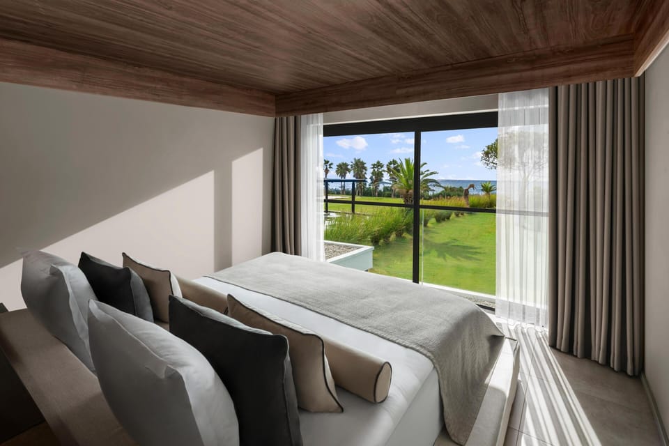 Premium bedding, free minibar, in-room safe, desk