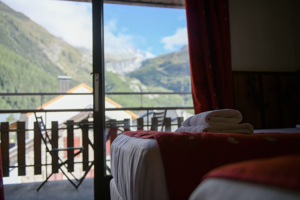 Comfort Twin Room, Mountain View | In-room safe, desk, blackout drapes, soundproofing
