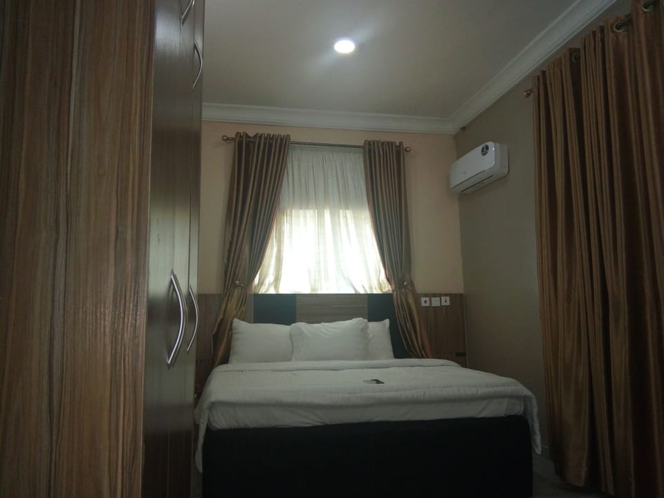 Luxury Suite, 1 King Bed, Non Smoking | 1 bedroom, in-room safe, individually decorated, individually furnished