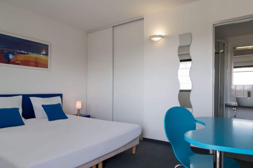 Standard Double Room | Desk, soundproofing, free cribs/infant beds, rollaway beds