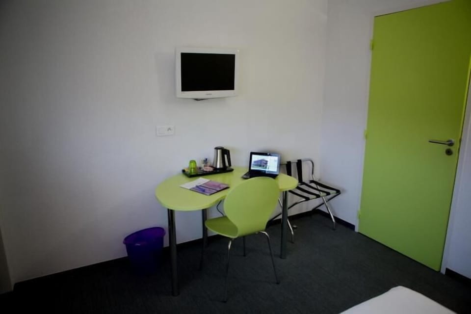 Desk, soundproofing, free cribs/infant beds, rollaway beds