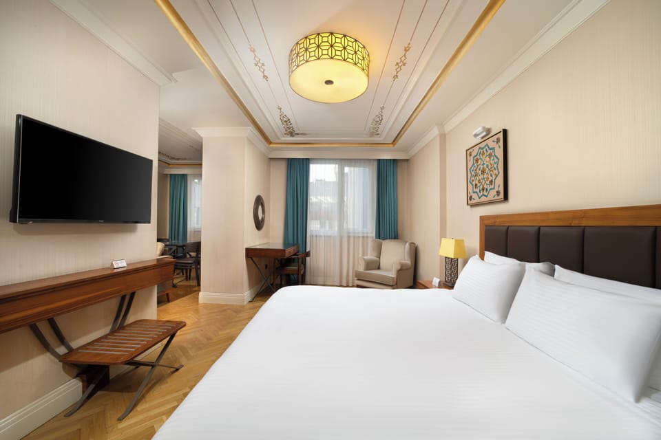 KING SUIT | Premium bedding, in-room safe, desk, laptop workspace