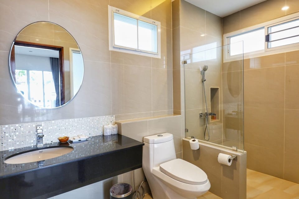 Shower, rainfall showerhead, free toiletries, hair dryer