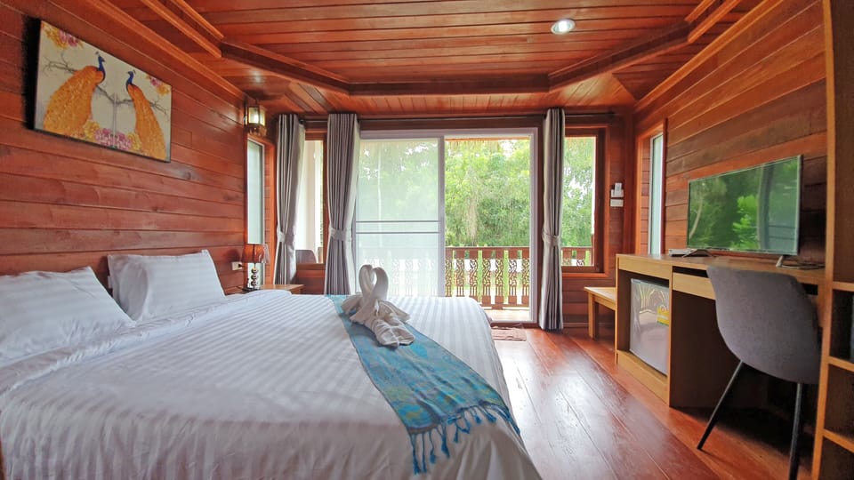Double Bungalow, Air-Conditioning | Desk, blackout drapes, free WiFi, bed sheets