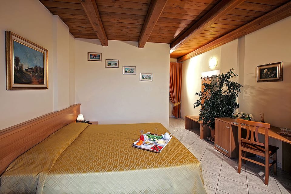 Minibar, free WiFi, bed sheets