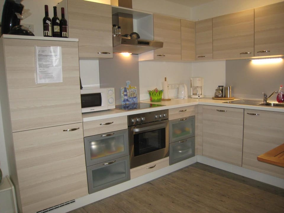 Full-size fridge, microwave, oven, stovetop