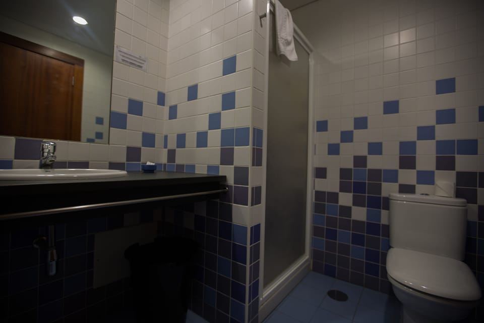 Twin Room, Private Bathroom | Bathroom | Shower, towels