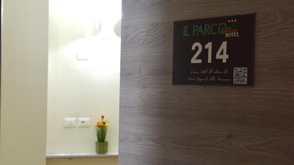 Quadruple Room | Desk, blackout drapes, soundproofing, WiFi (free)