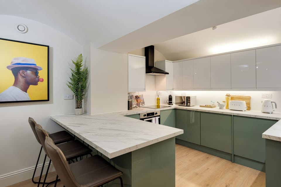 City Apartment, 3 Bedrooms | Private kitchen | Fridge, microwave, oven, stovetop