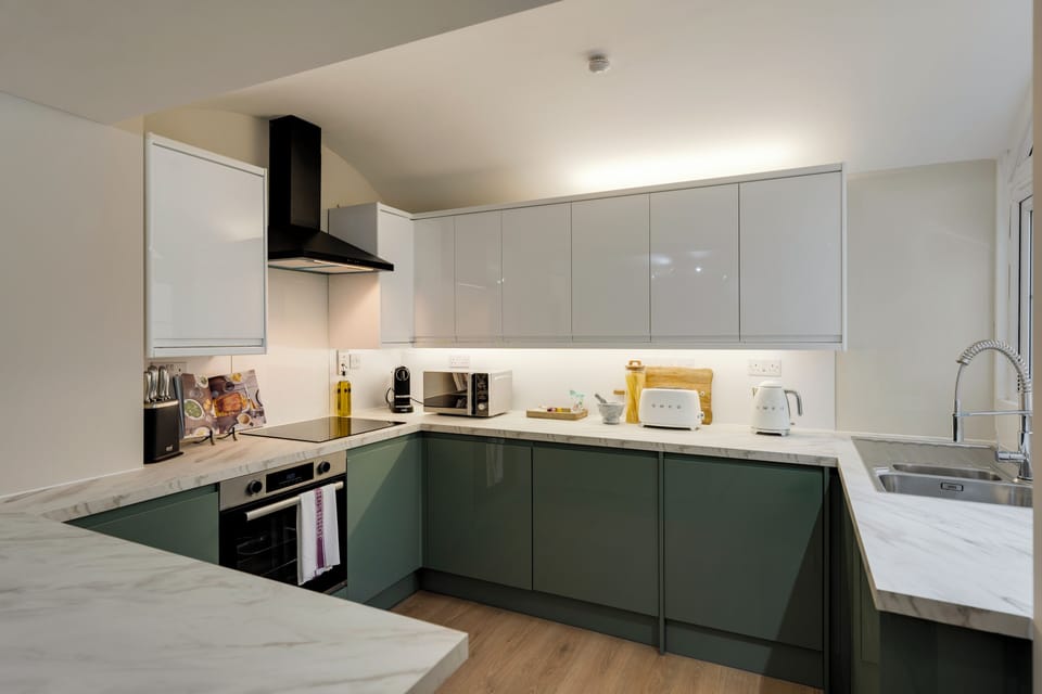 City Apartment, 3 Bedrooms | Private kitchen | Fridge, microwave, oven, stovetop