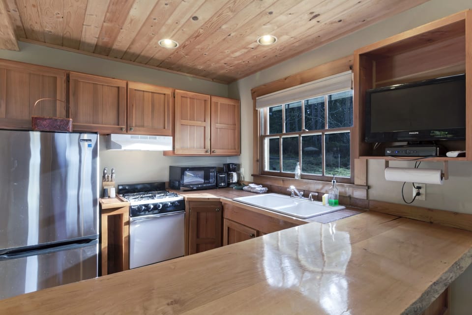 Deluxe Cabin, 1 Queen Bed, Hot Tub, Partial Sea View (No Pets) | Private kitchen | Fridge, microwave, coffee/tea maker, toaster