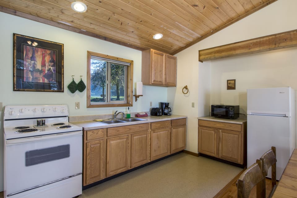 Deluxe Cottage, 2 Bedrooms, Non Smoking, Ocean View (No Pets) | Private kitchen | Fridge, microwave, coffee/tea maker, toaster