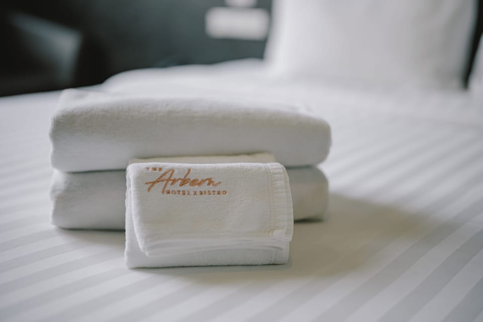Deluxe Room, 1 Bedroom, Non Smoking | Desk, blackout drapes, free WiFi, bed sheets
