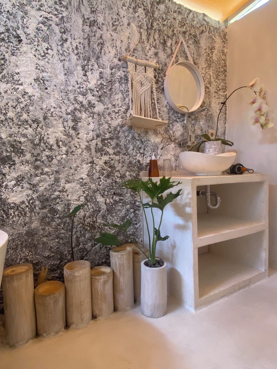Shower, rainfall showerhead, free toiletries, towels