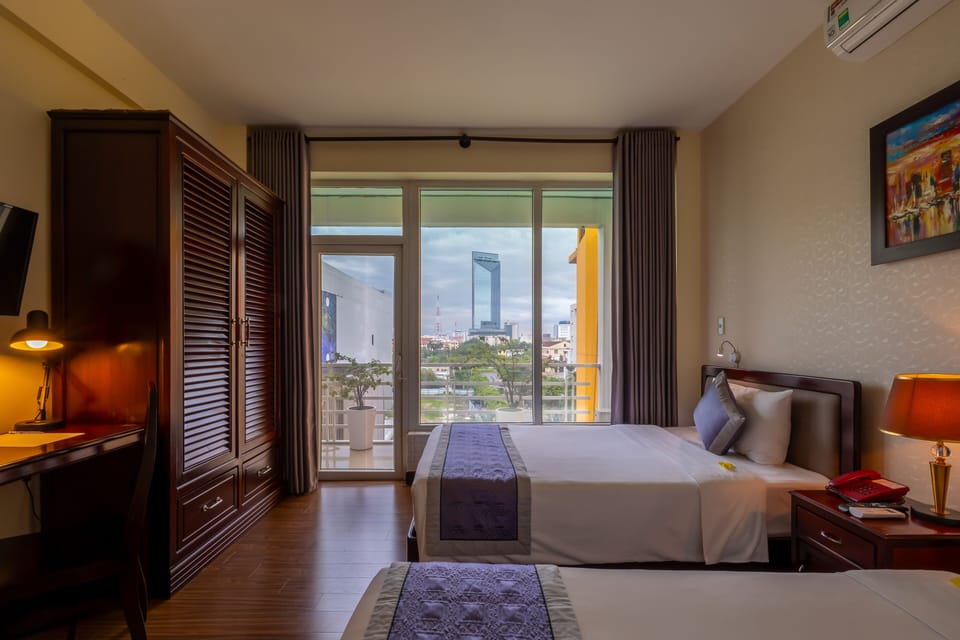 Deluxe Twin Room | Minibar, desk, blackout drapes, iron/ironing board
