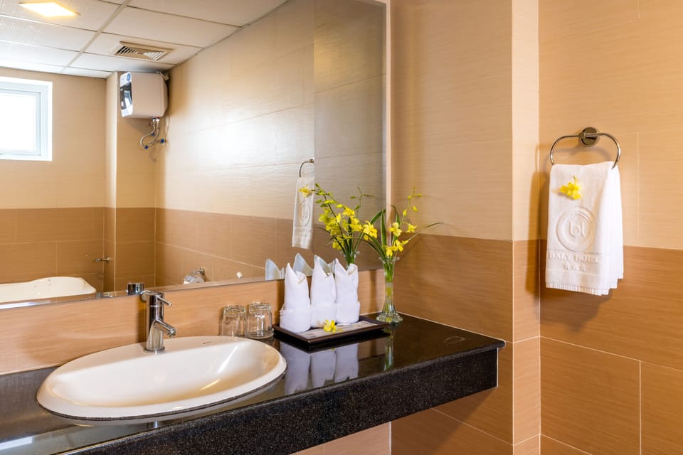 Deluxe Triple Room | Bathroom | Combined shower/tub, free toiletries, hair dryer, slippers