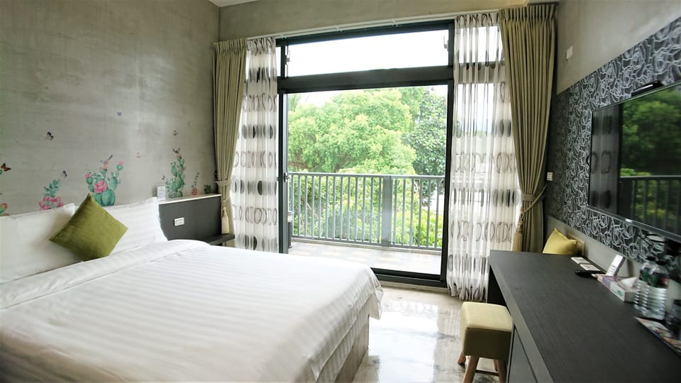 Deluxe Double Room, 1 Double Bed, Non Smoking, Bathtub | Premium bedding, down comforters, memory foam beds, desk