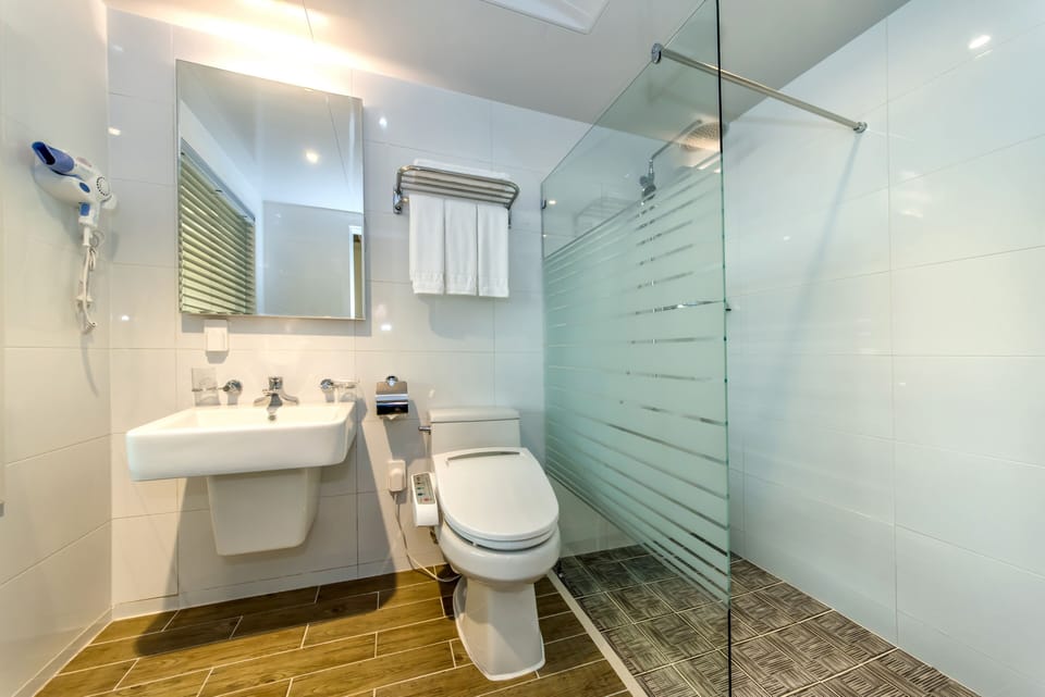 Suite Ondol | Bathroom | Shower, free toiletries, hair dryer, towels
