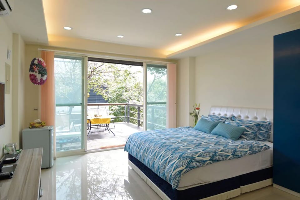 Family Double Room, 1 King Bed, Non Smoking | Desk, free WiFi, bed sheets