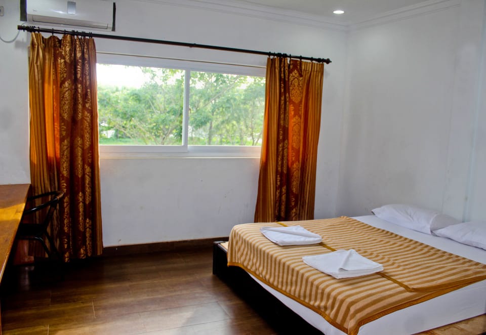 Desk, rollaway beds (surcharge), bed sheets