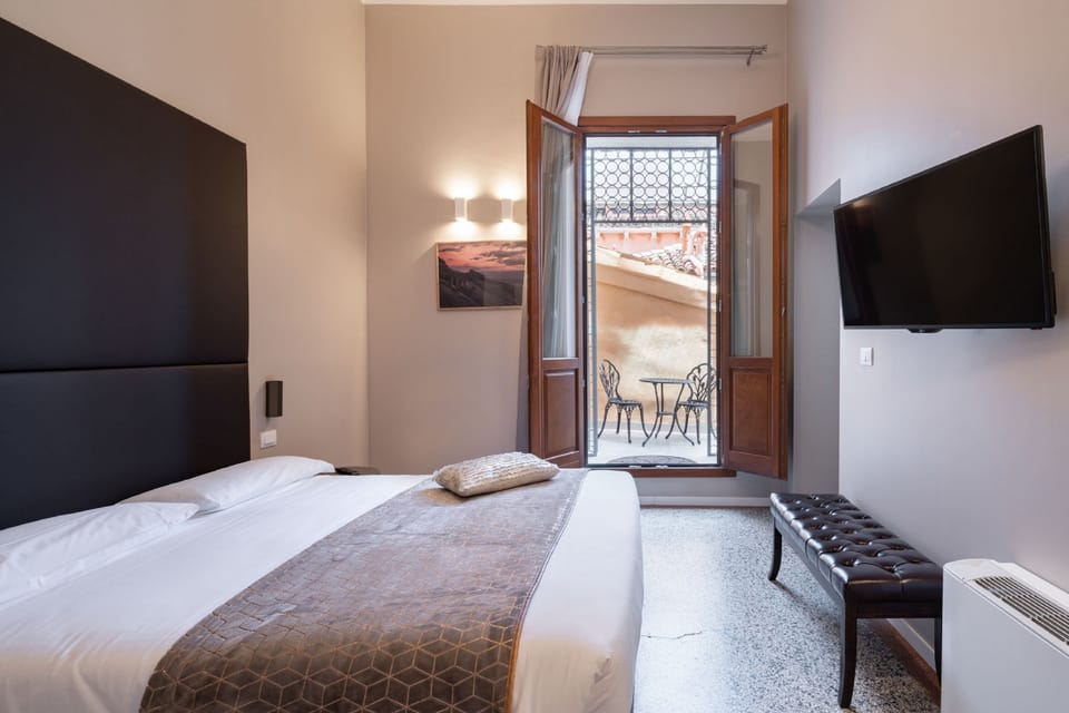 Standard Double Room, 1 King Bed, Balcony | Premium bedding, down comforters, Select Comfort beds, in-room safe
