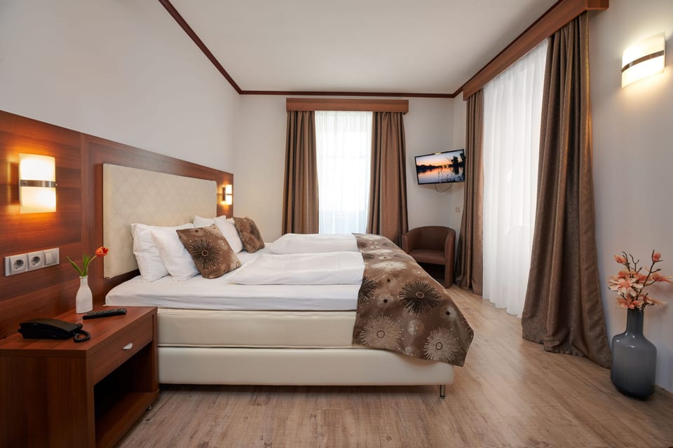 Double or Twin Room | Minibar, in-room safe, desk, blackout drapes