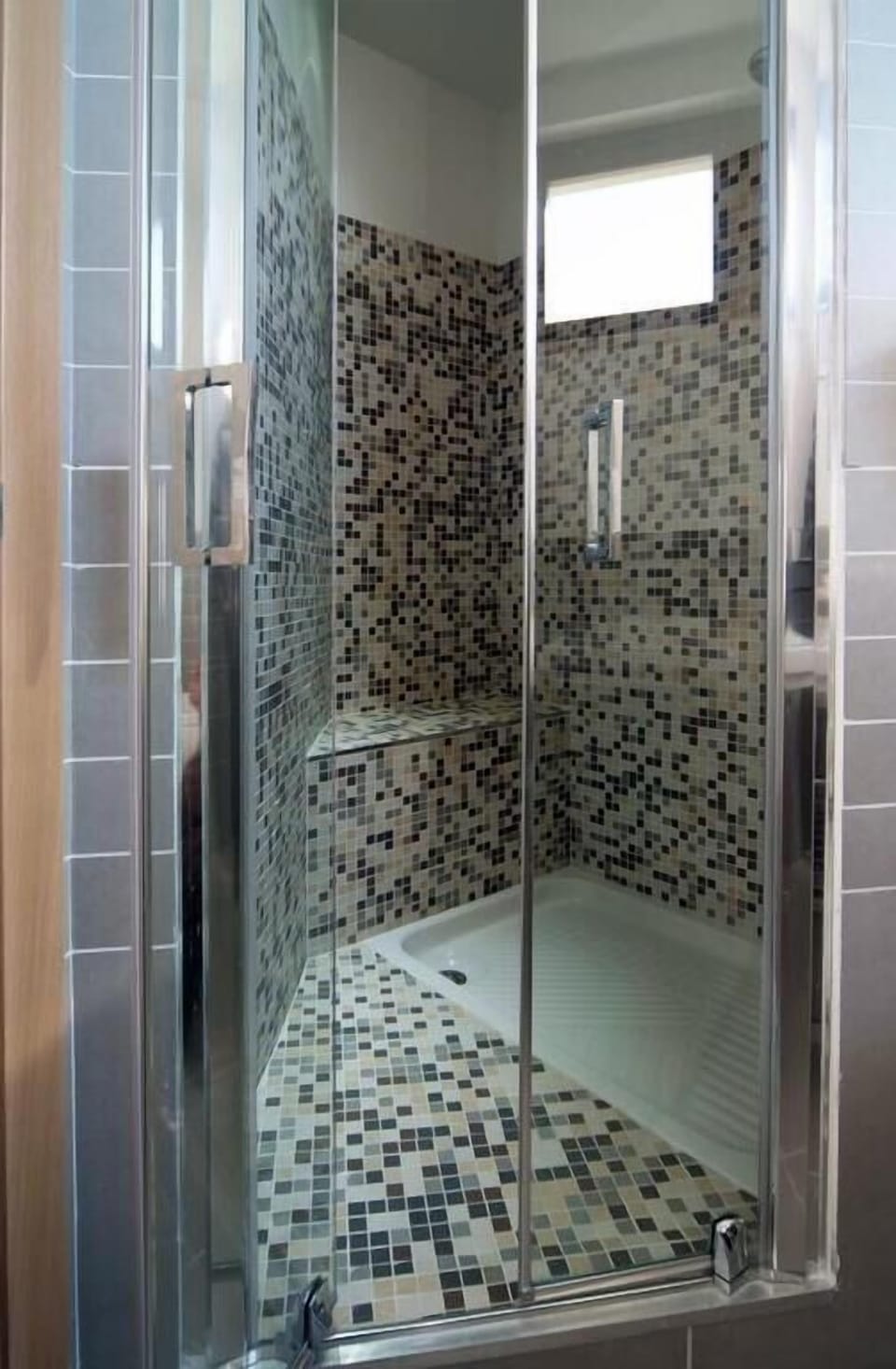 Quadruple Room | Bathroom | Shower, rainfall showerhead, free toiletries, hair dryer
