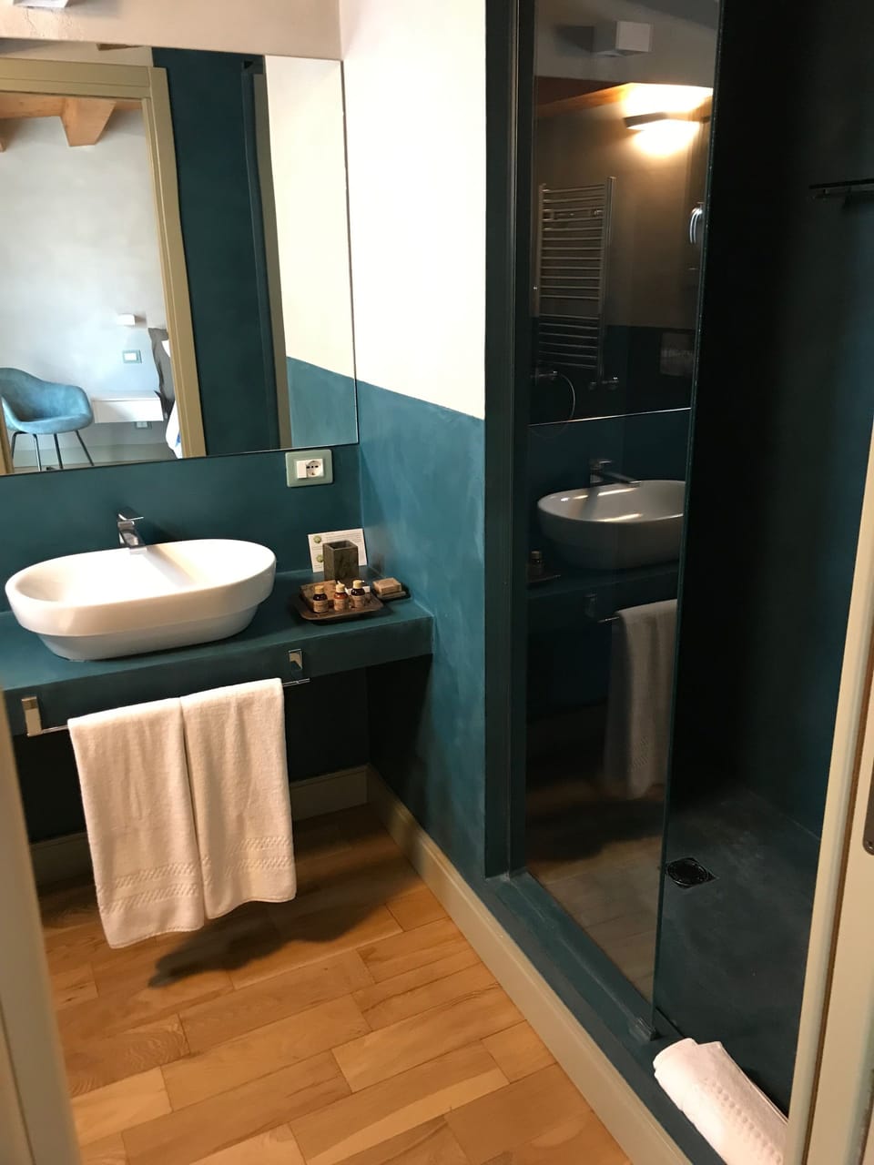 Deluxe Double or Twin Room, 1 King Bed | Bathroom | Shower, rainfall showerhead, free toiletries, hair dryer