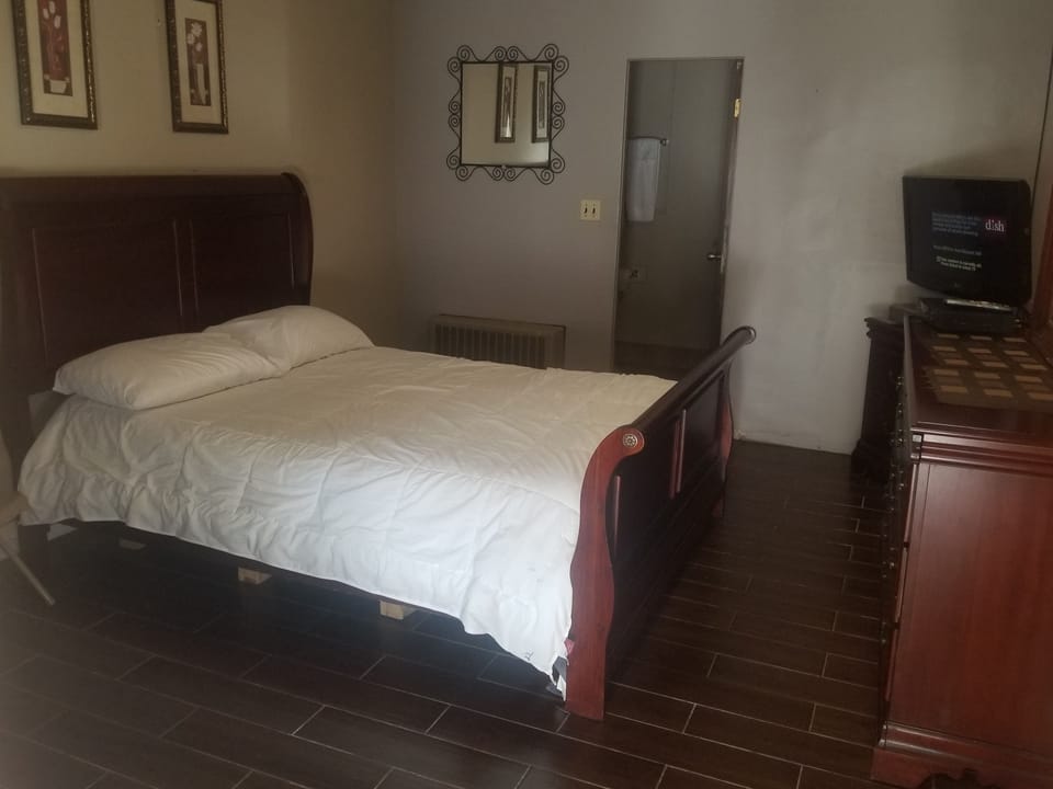 Basic Double Room, 1 Queen Bed, Non Smoking | Desk, blackout drapes, WiFi (free), bed sheets