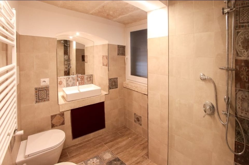 Comfort Triple Room | Bathroom | Deep soaking tub, free toiletries, bathrobes, bidet