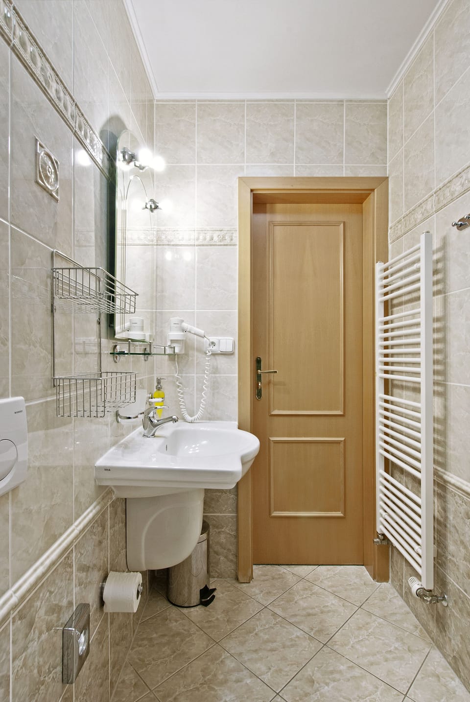 Classic Double Room | Bathroom | Free toiletries, hair dryer, towels